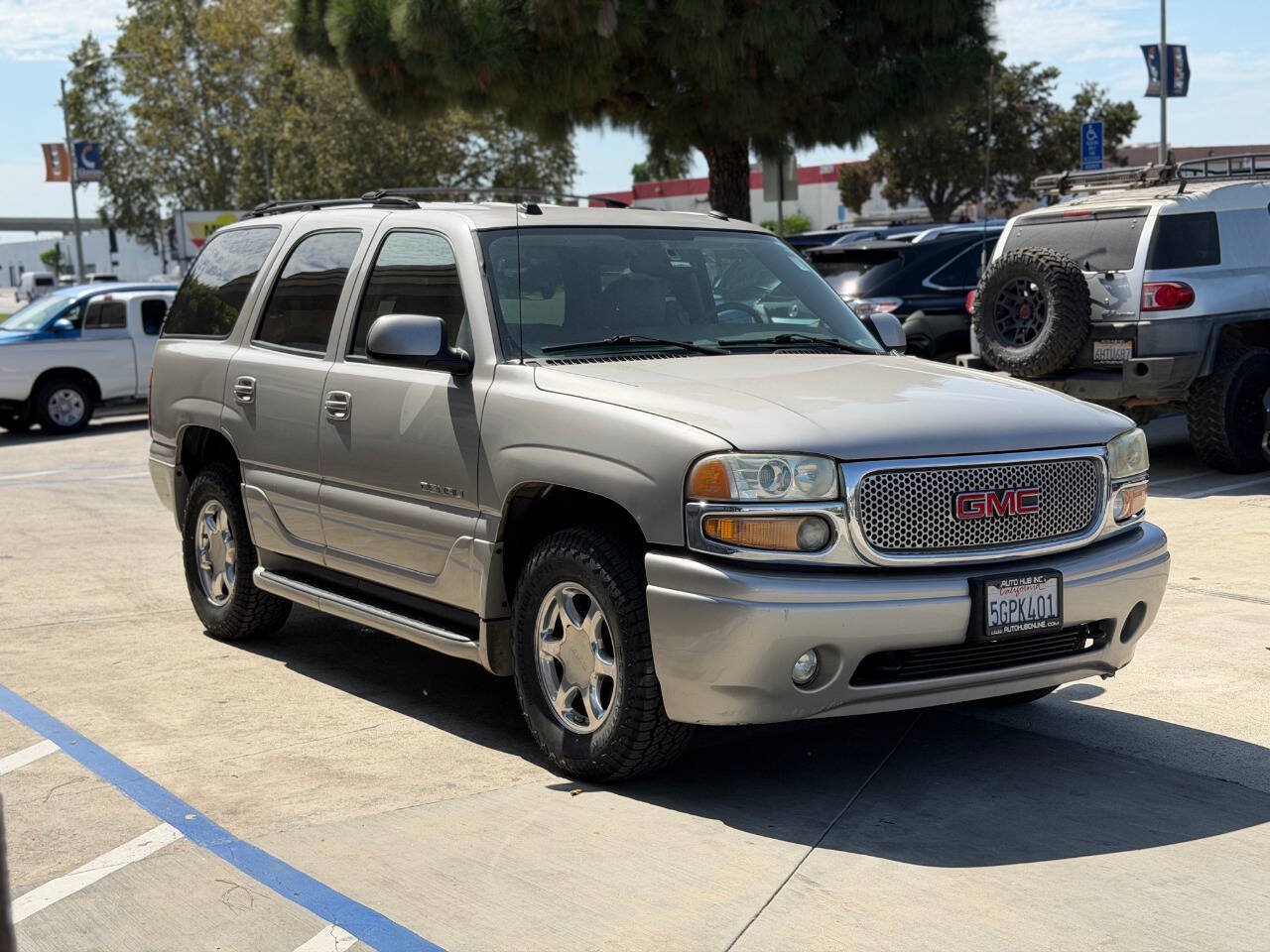 Used 2004 GMC Yukon Denali AWD/4WD image 5
