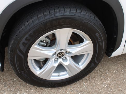 Used 2023 Toyota Highlander LE image 10