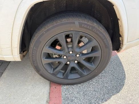 Used 2018 Jeep Grand Cherokee Altitude RWD image 5