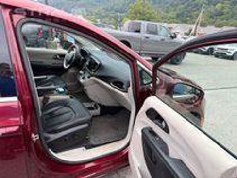 Used 2019 Chrysler Pacifica Limited FWD image 4