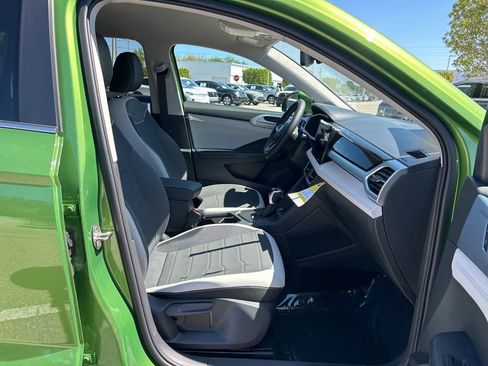 Used 2025 Volkswagen Taos SE image 36
