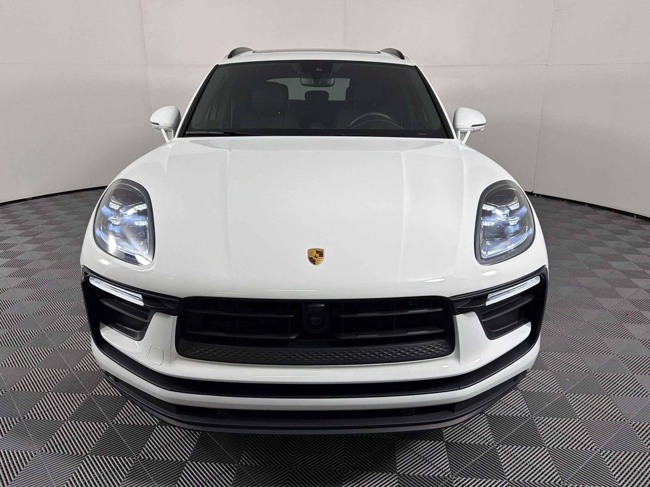 Certified 2025 Porsche Macan AWD/4WD image 6