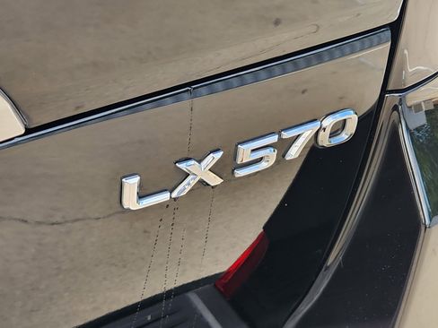 Used 2020 Lexus LX 570 4WD w/ Luxury Package image 12