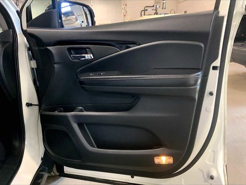 Used 2018 Honda Pilot Touring image 24