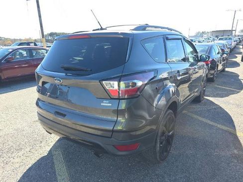 Used 2017 Ford Escape SE w/ SE Sport Appearance Package FWD image 4