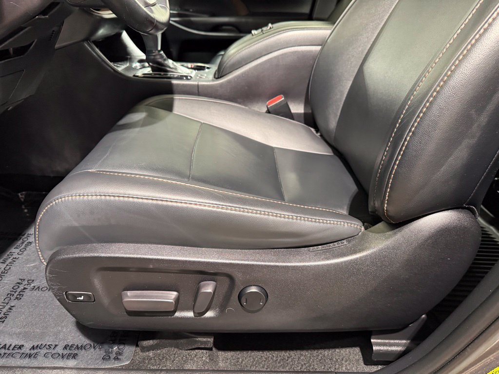 Used 2019 Toyota Highlander XLE AWD/4WD image 14