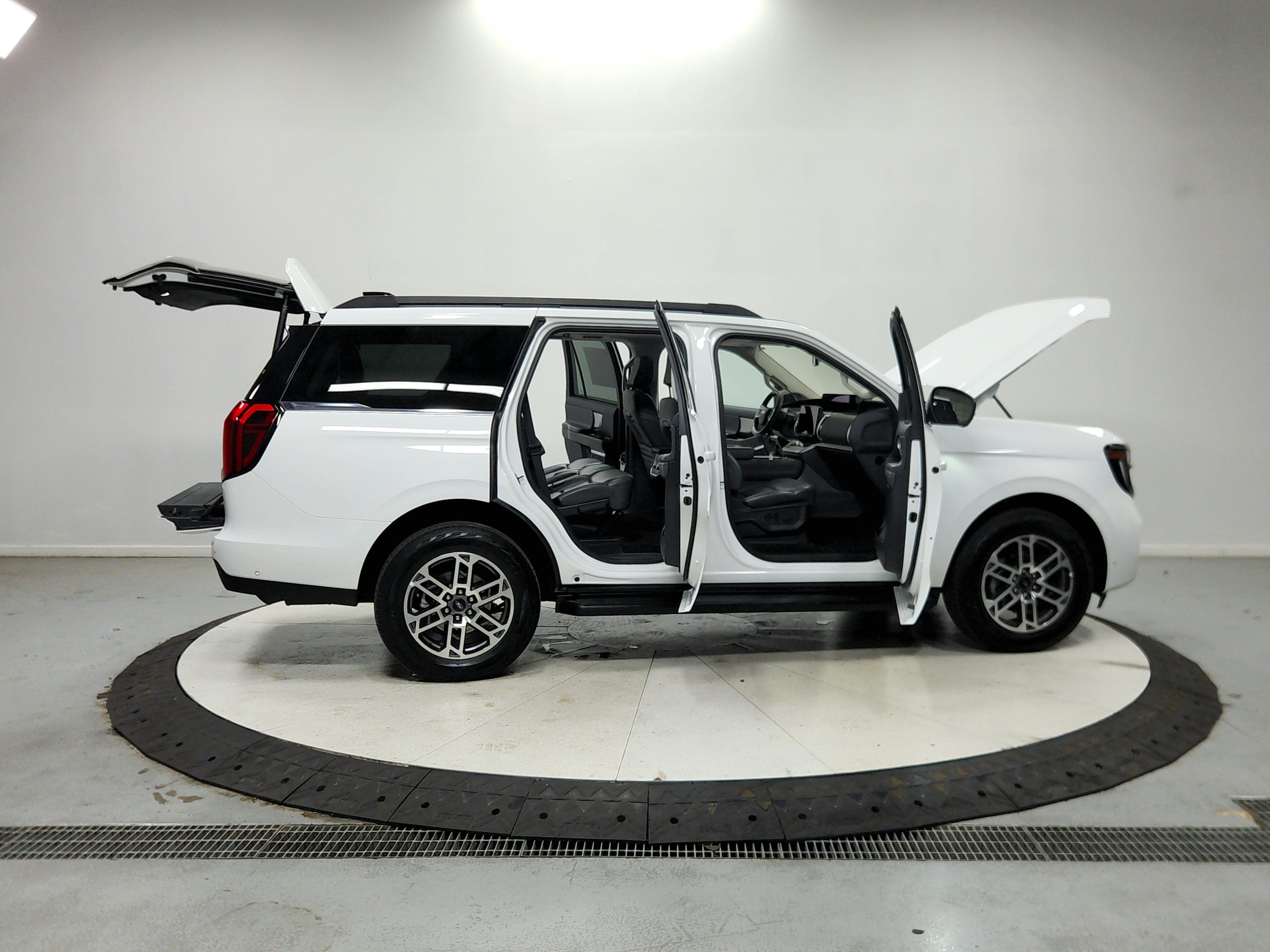 Used 2025 Ford Expedition Active AWD/4WD image 17