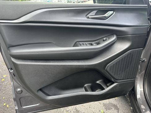 New 2025 Jeep Grand Cherokee L Altitude image 16