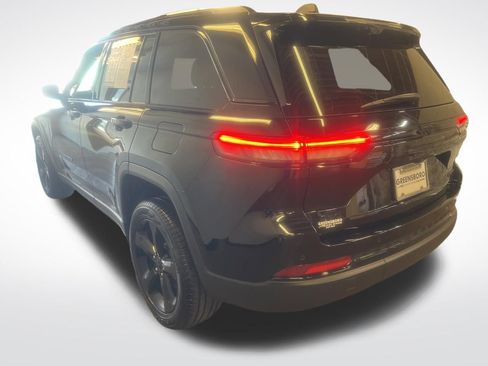 Used 2025 Jeep Grand Cherokee Limited w/ Luxury Tech Group II AWD/4WD image 3