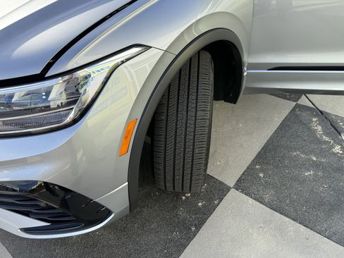 Used 2023 Volkswagen Tiguan SE R-Line image 11