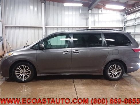 Used 2019 Toyota Sienna XLE image 6