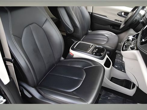 Used 2023 Chrysler Pacifica Touring-L image 28