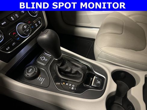 Used 2020 Jeep Cherokee Limited image 12