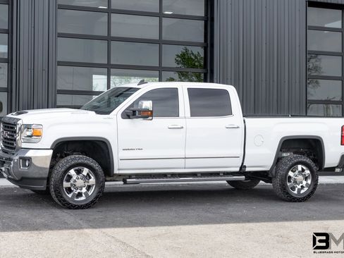 Used 2019 GMC Sierra 2500 SLT w/ Duramax Plus Package AWD/4WD image 3