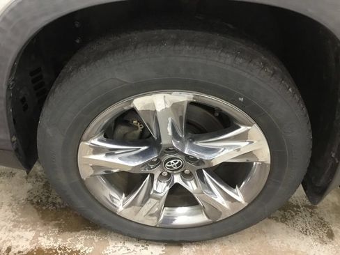 Used 2019 Toyota Highlander Limited Platinum AWD/4WD image 4