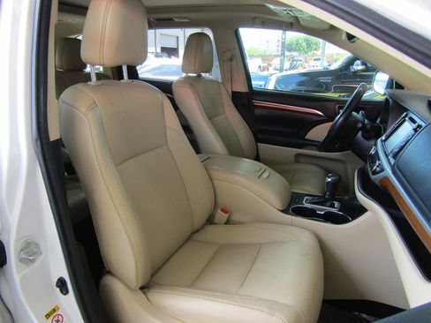 Used 2018 Toyota Highlander Limited Platinum FWD image 13