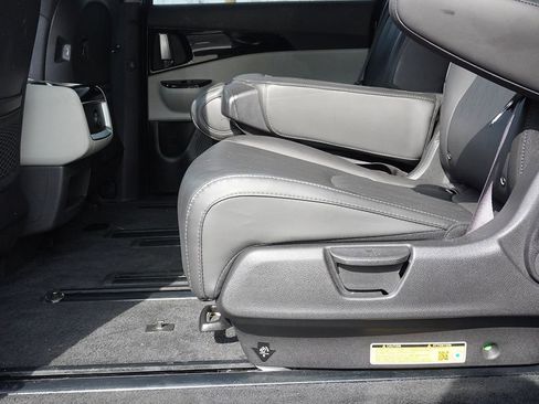 Used 2024 Kia Carnival EX FWD image 31