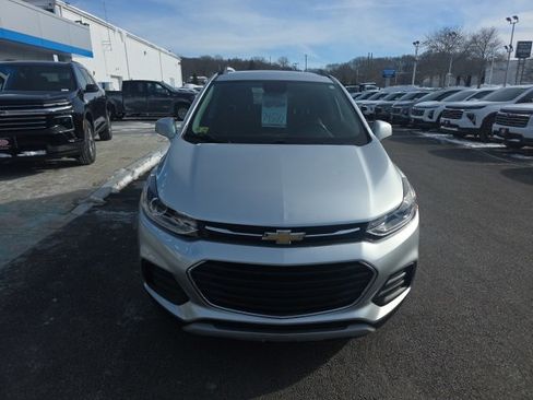 Used 2019 Chevrolet Trax LT w/ LT Convenience Package image 2