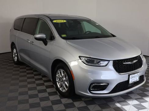 Used 2023 Chrysler Pacifica Touring-L FWD image 1