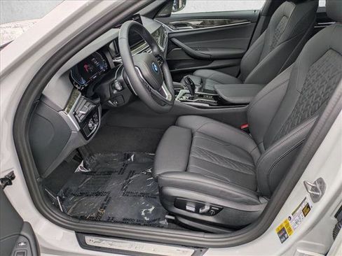 Used 2023 BMW 530e w/ Premium Package image 17