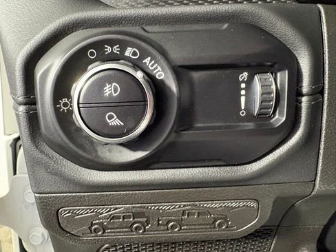 Used 2024 Jeep Gladiator Rubicon w/ Convenience Group AWD/4WD image 28