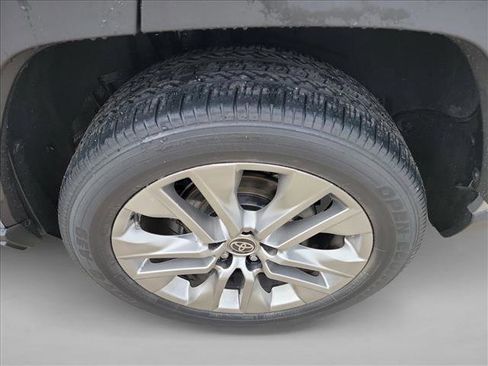 Used 2021 Toyota RAV4 XLE Premium image 12