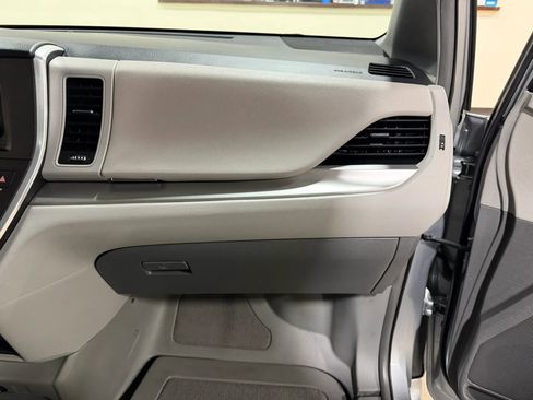 Used 2015 Toyota Sienna LE image 34