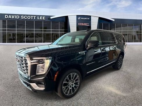 Used 2025 GMC Yukon XL Denali w/ Denali Reserve Package RWD image 3