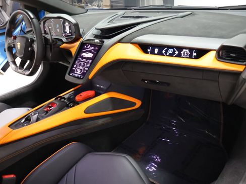 Used 2025 Lamborghini Revuelto AWD/4WD image 37