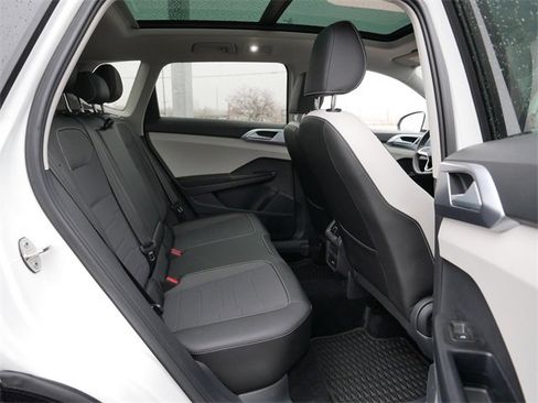 Certified 2025 Volkswagen Taos SE image 19