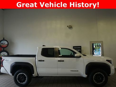 Certified 2025 Toyota Tacoma TRD Off-Road AWD/4WD image 2