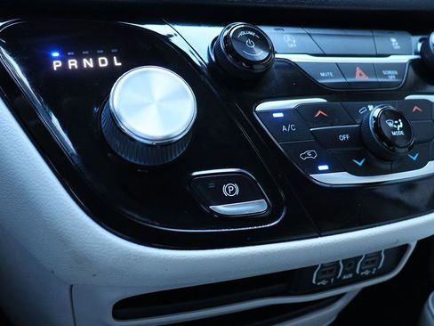 Used 2021 Chrysler Voyager Lxi image 56