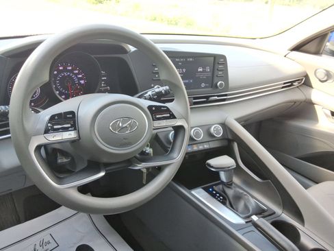 Used 2021 Hyundai Elantra SE FWD image 12