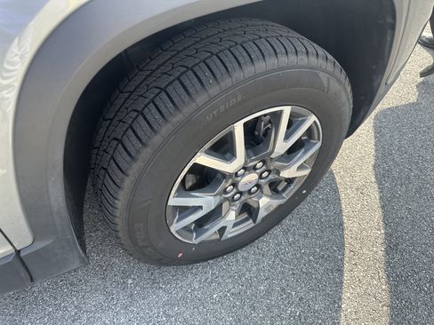 Used 2023 GMC Acadia SLE w/ Driver Convenience Package image 32