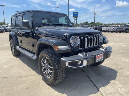 Used 2025 Jeep Wrangler Unlimited Sahara AWD/4WD image 2