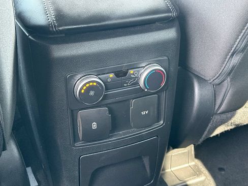 Used 2022 Ford Explorer XLT AWD/4WD image 4