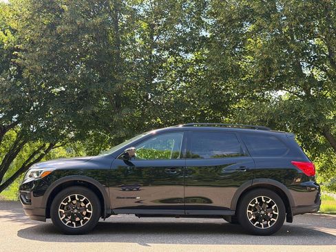 Used 2020 Nissan Pathfinder SL AWD/4WD image 2