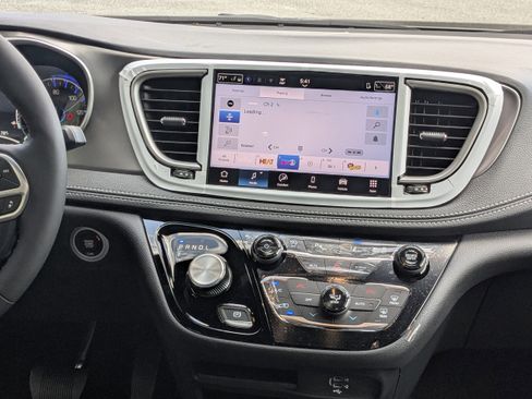 New 2026 Chrysler Pacifica Select FWD image 17