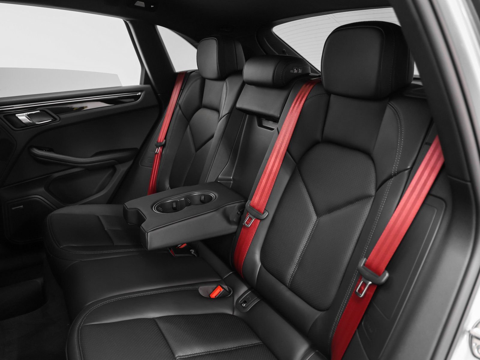 Certified 2025 Porsche Macan AWD/4WD image 37