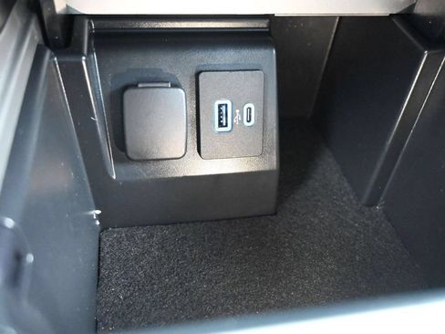 Used 2022 Ford Explorer Limited w/ Equipment Group 301A AWD/4WD image 15