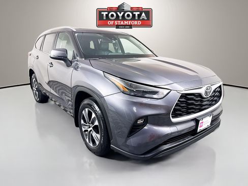 Used 2023 Toyota Highlander XLE AWD/4WD image 1
