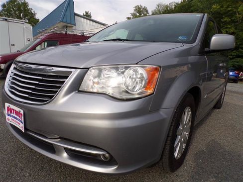 Used 2014 Chrysler Town & Country Touring FWD image 3
