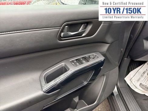 Used 2025 Nissan Pathfinder SV image 16