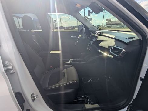 Used 2022 Chevrolet TrailBlazer LT w/ LPO, Blackout Package FWD image 3