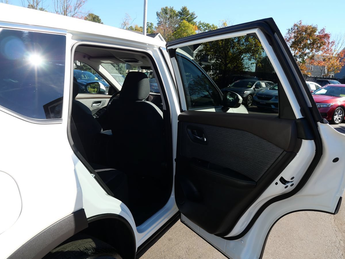 Used 2023 Nissan Rogue SV AWD/4WD image 30