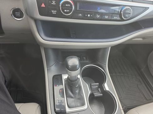 Used 2015 Toyota Highlander XLE AWD/4WD image 11