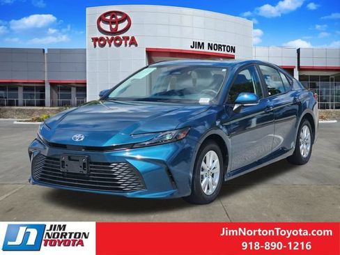 Used 2025 Toyota Camry LE FWD image 3