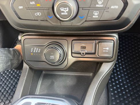 Used 2023 Jeep Renegade Latitude w/ Sun/Sound Group AWD/4WD image 35