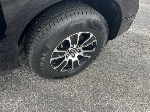 Used 2023 Nissan Titan SV image 29