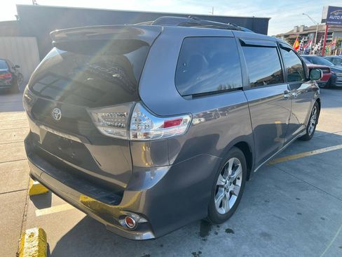 Used 2013 Toyota Sienna SE FWD image 4
